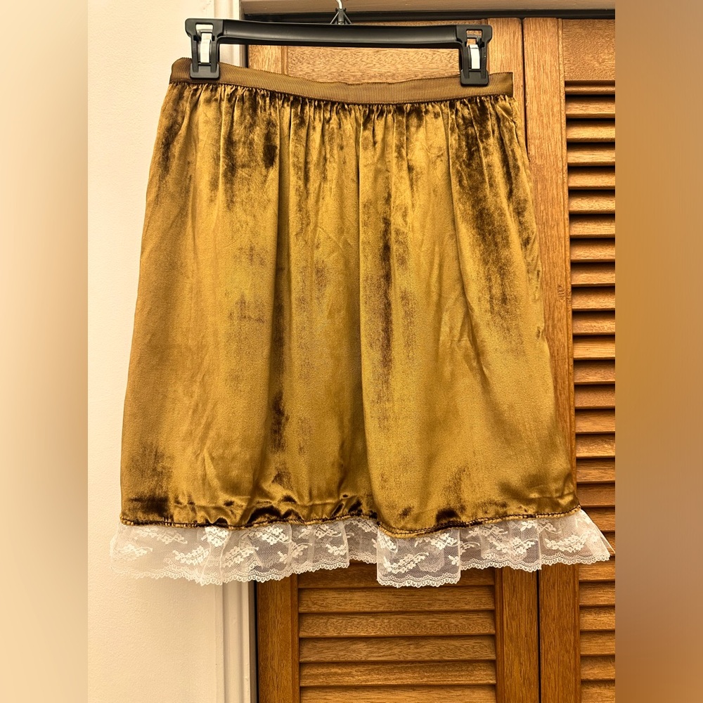 Club Monaco Size 2 Gold “Amber” skirt with white lace. Brand new with tags.